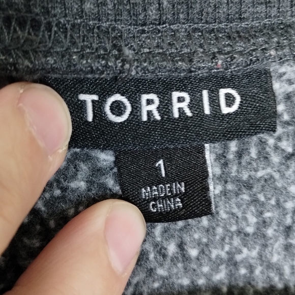 Torrid Black Mineral Wash Skull Raglan Fleece Sweatshirt Women's Plus Size 1X - Picture 5 of 7